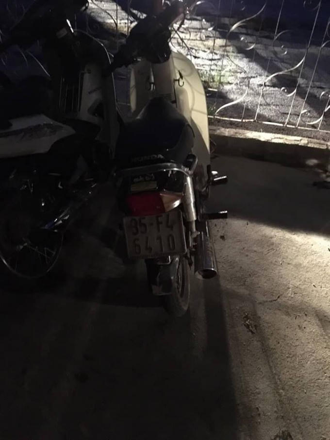 Cơ quan chức năng tạm giữ phương tiên của nhóm thanh niên trên.