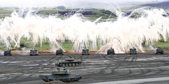 Các xe tăng tham gia tập trận ở gần núi Phú Sĩ của Nhật Bản. (Ảnh: Nikkei)