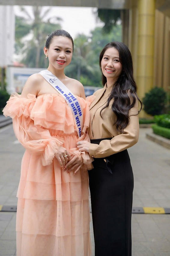 Th.s, Hoa hậu Lê Thị Thơ - chủ tịch cuộc thi cùng thí sinh.