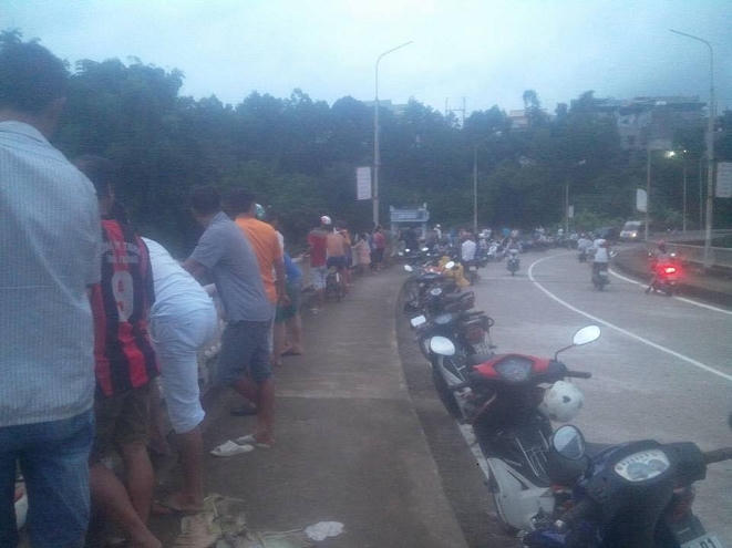 Đông đảo người dân sinh sống gần khu vực theo dõi việc tìm kiếm.