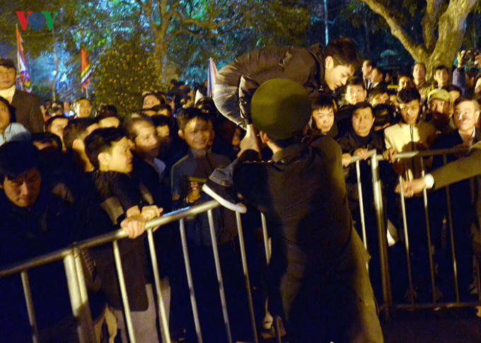 Lực lượng an ninh chưa kịp gỡ rào, một số đối tượng vẫn bất chấp xông vào bằng mọi giá.