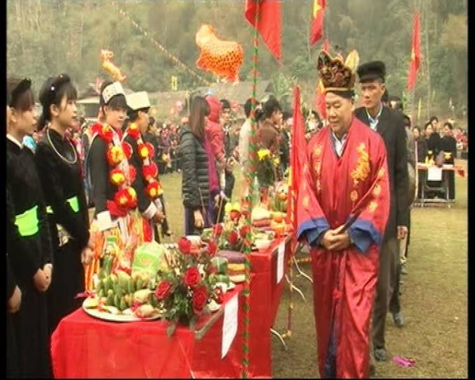 Ảnh: Lễ cúng là những sant vật địa phương được dâng lên thần linh.