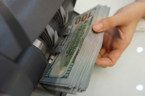 Giao dịch USD tại một ngân hàng thương mại ở TP HCM. Ảnh: Anh Tú.
