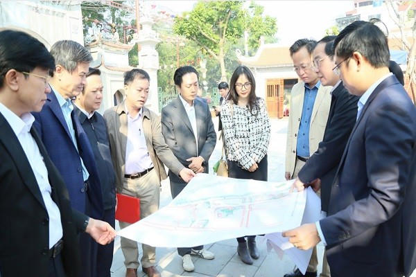 Đoàn khảo sát tại đền Trần.
