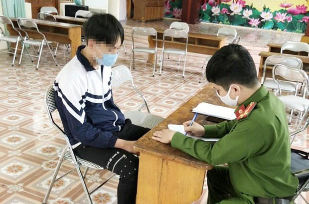 Công an huyện Mỹ Đức làm việc với học sinh quay và đăng tải clip lên nhóm riêng của lớp. (Nguồn: dantri.com.vn)