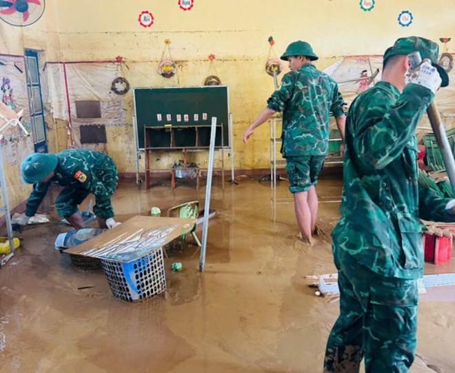 Bộ đội biên phòng hỗ trợ các trường học ở tỉnh Sơn La dọn dẹp bùn đất do mưa lũ. (Ảnh: Lê Hạnh)