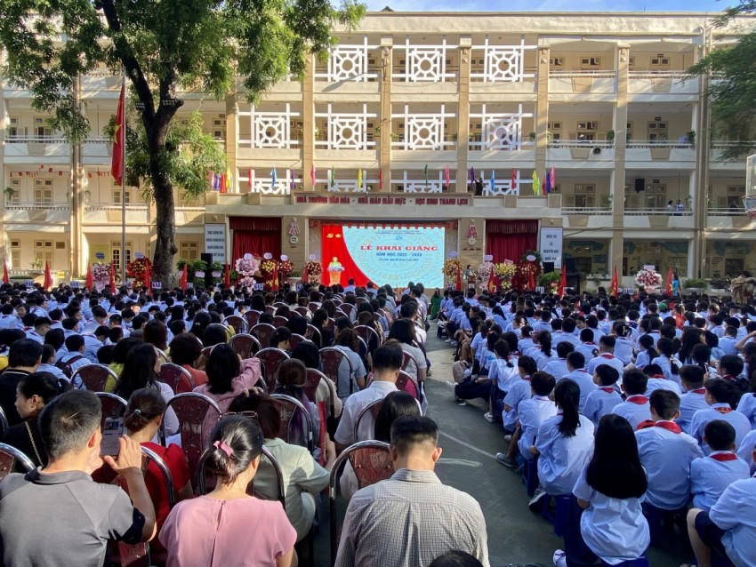 Lễ khai giảng năm học mới chính thức diễn ra tại tất cả các cơ sở trường học trên toàn quốc với không khí vui tươi, rộn ràng.