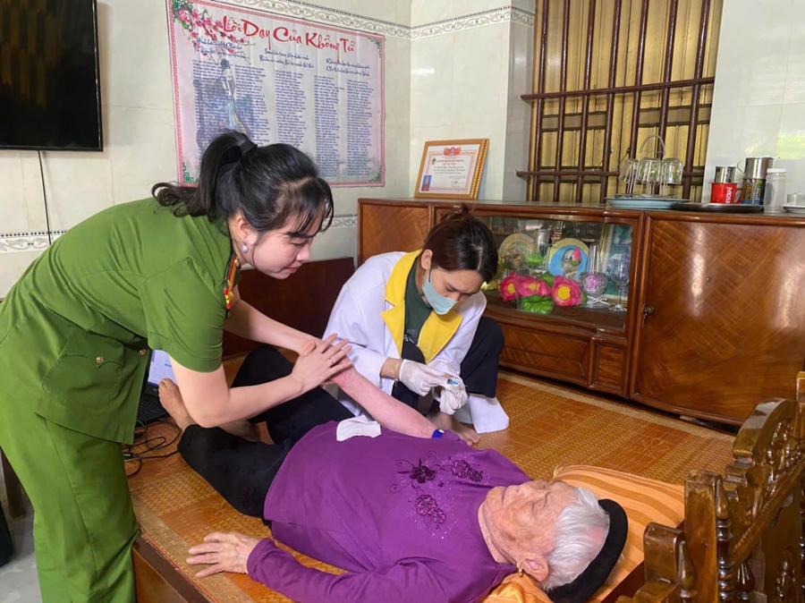 Công an tỉnh thành lập các Tổ lưu động đến nhà thu nhận mẫu ADN cho mẹ liệt sĩ đi lại khó khăn. (Ảnh: CATH)