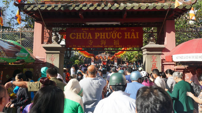 Dòng người đổ về chùa Ngọc Hoàng - Phước Hải  (Q.1)                                  Chùa Ngọc Hoàng hay chùa Phước Hải, đường Mai Thị Lựu, quận 1, là một trong những ngôi chùa linh thiêng có tiếng ở TP HCM.                                         Đây là nơi cựu Tổng thống Mỹ Barack Obama viếng thăm hồi tháng 5/2016. Vào những ngày đầu năm, rằm hay ngày lễ vía Thần tài, nơi này càng đông người dân, khách thập phương đổ về.                    Từ sáng đến tối ngôi chùa có tuổi đời hơn 100 năm thu hút nhiều người dân đến viếng, cầu tài lộc. Bên ngoài cổng, xe cộ qua lại khó khăn vì dòng người đổ về chùa đông đúc.                                        Khách thập phương làm nghi lễ rót dầu, dâng hương thể hiện thành tâm thành ý trước điện Ngọc hoàng.                     Khi dâng dầu sẽ có một người đứng trước bàn thắp nhang nhận những lọ tinh dầu để rót vào ngọn đèn cúng.                     Khách sẽ nói tên và điều mình mong cầu để người này vừa rót dầu cúng, vừa khấn nguyện cho gia chủ.                                                            Dòng người mỗi lúc một đông.                                        Ghi sớ cầu nguyện.                            Vũ Giang