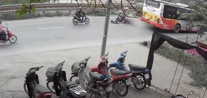 Thanh niên ngã cắm mặt xuống đất sau khi va vào thành xe buýt.