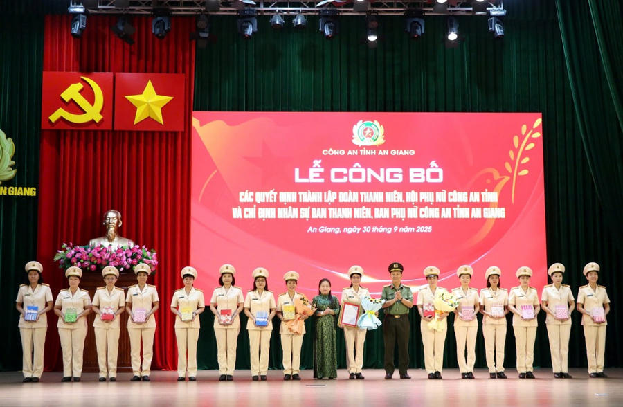 Đồng chí Đại tá Lê Phú Thạnh, Phó Giám đốc Công an tỉnh và đồng chí Trương Thanh Thuý, Chủ tịch Hội LHPN tỉnh An Giang trao quyết định chỉ định nhân sự và tặng hoa chúc mừng Ban Phụ nữ Công an tỉnh nhiệm kỳ 2021 - 2026
