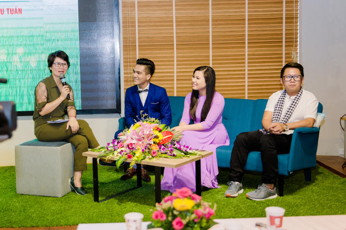 Trần Hữu Tuấn và Bùi Thị Thúy trong buổi họp báo.
