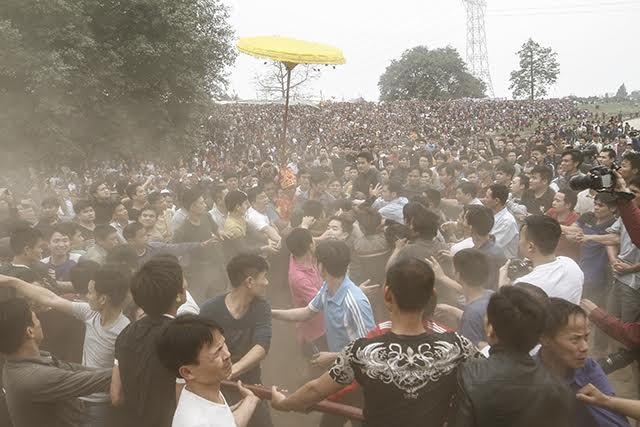 Những hình ảnh hàng nghìn thanh niên tranh cướp phết đã trở thành thói quen đới với mỗi người khi xem hội này.  Ảnh: NT