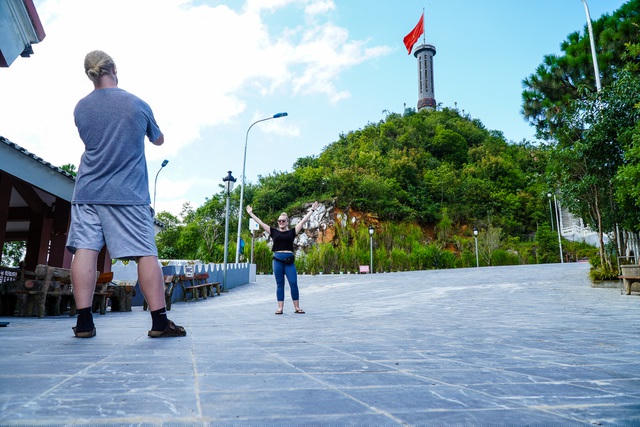 Cột cờ Lũng Cú thu hút nhiều du khách nước ngoài.