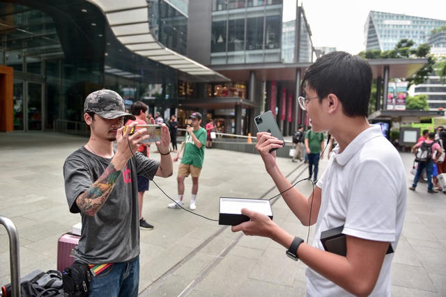 Các Youtuber ngay lập tức trải nghiệm sản phẩm sau khi vừa cầm trên tay