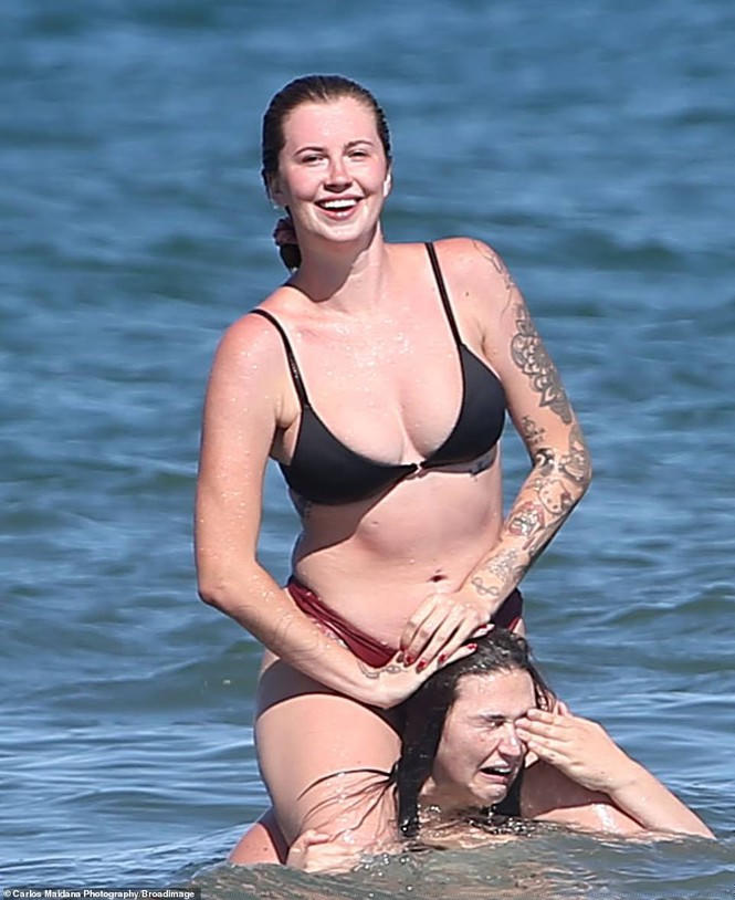 Mẫu 9x Ireland Baldwin 'thả thính' với bikini nhỏ xíu, siêu 'bốc lửa' ở biển - ảnh 5