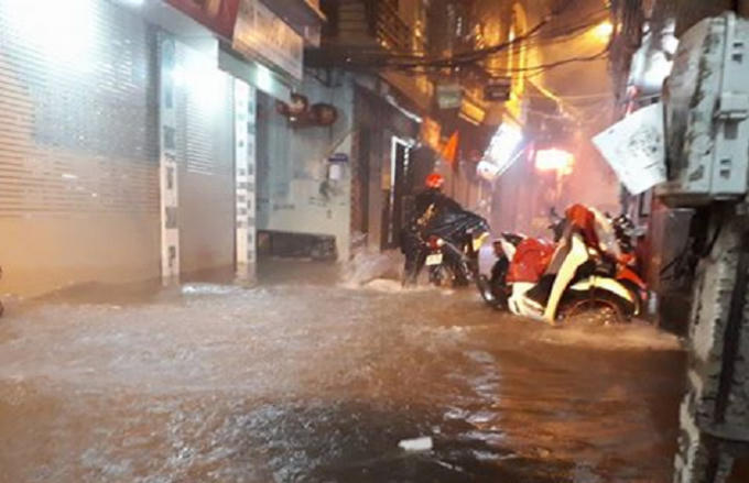 Nhiều tuyến phố tại Mỹ Đình ngập sâu trong nước.