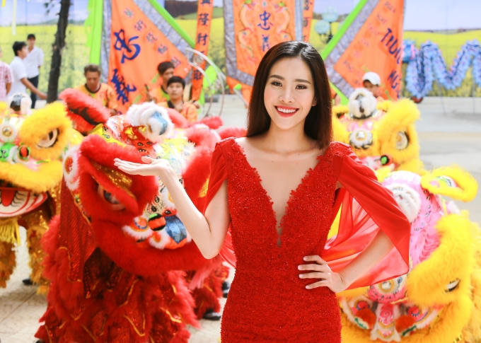 Nam Em biến đổi phong cách liên tục tại sự kiện