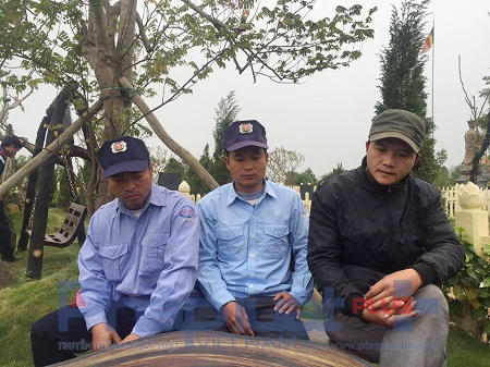 Anh Bạch Quốc Cường (áo đen) và anh Bùi Tiến Thành (ngồi giữa) trò chuyện Cùng phóng viên. Ảnh: Loan Bảo.