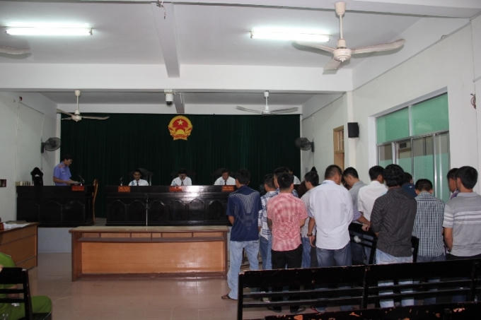 Các bị cáo tại phiên tòa sơ thẩm lại ngày 25/8