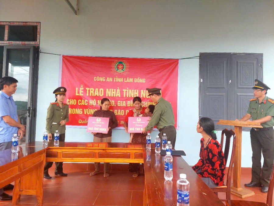 Những ngôi nhà mới được Công an trao là khởi đầu cho cuộc sống tốt đẹp hơn. Ảnh: K.L
