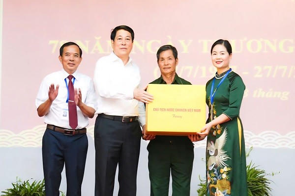 Chủ tịch nước Lương Cường tặng quà thương binh, bệnh binh tại Trung tâm Điều dưỡng thương binh Duy Tiên.