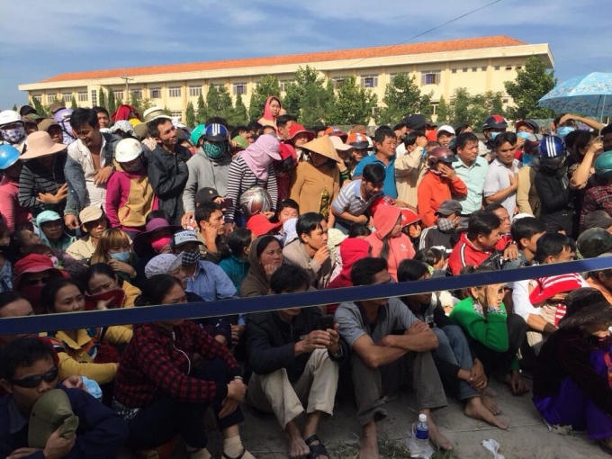 Rất đông người dân có mặt theo dõi phiên tòa.