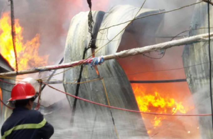 Lực lượng PCCC kiểm soát ngọn lửa bùng phát dữ dội