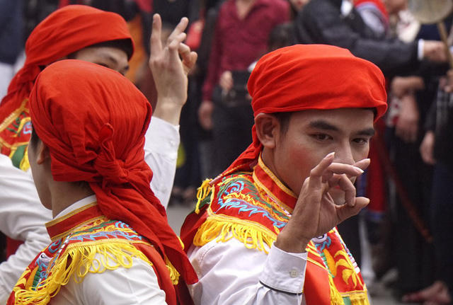 Điều quan trọng trong điệu múa bồng, đó là các chàng trai chân tay phải lả lơi, ánh mắt đong đưa và sự phối hợp nhịp nhàng của hai người múa cặp với nhau.