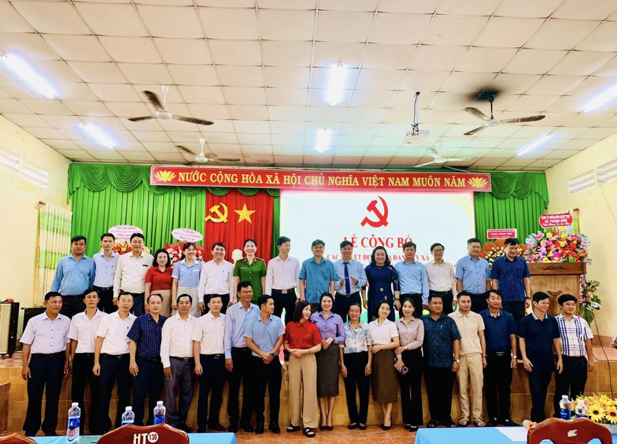 Đảng ủy xã An Viễn tổ chức Hội nghị công bố và trao các quyết định về tổ chức bộ máy và công tác cán bộ.