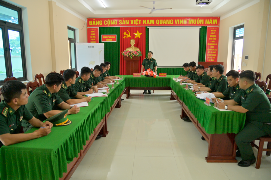 Đại tá Phạm Văn Thắng - Phó Bí thư Đảng ủy, Chỉ huy trưởng Bộ đội Biên phòng tỉnh Kiên Giang phát biểu giao nhiệm vụ tại đồn Biên phòng Thổ Châu