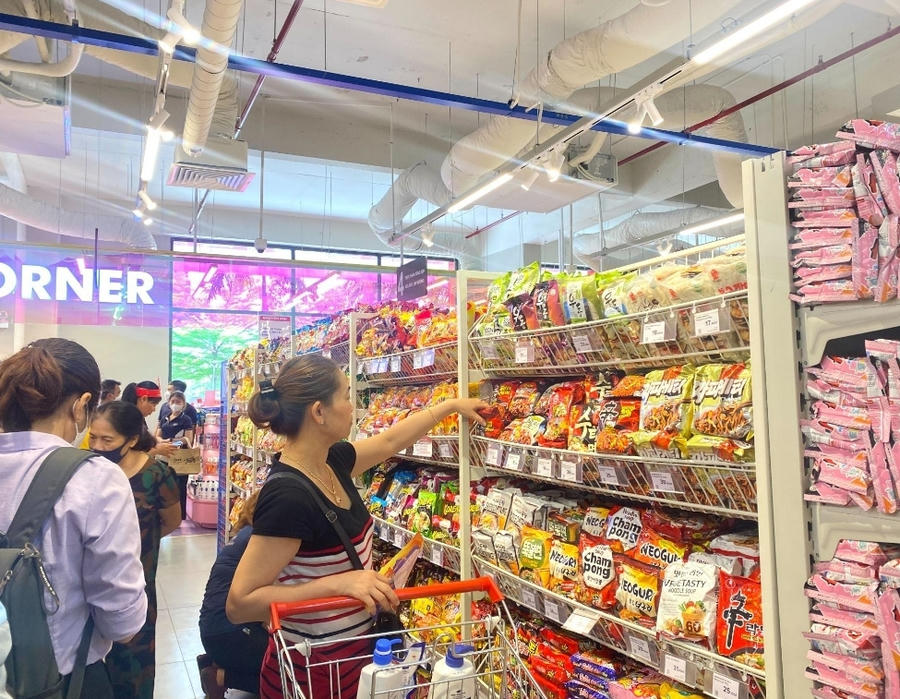 Khách hàng tại siêu thị đánh giá mô hình mới này đáp ứng đầy đủ nhu cầu mua sắm đa dạng của mình.