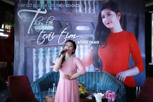 Ca sĩ Sông Thao hát tặng mọi người trong buổi họp báo ra mắt "Thay lời trái tim".
