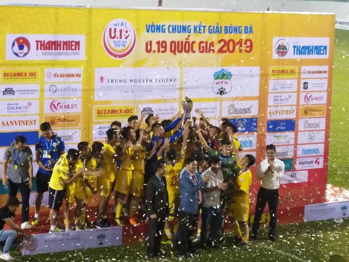 Đội U19 Hà Nội vui mừng với chức vô địch.