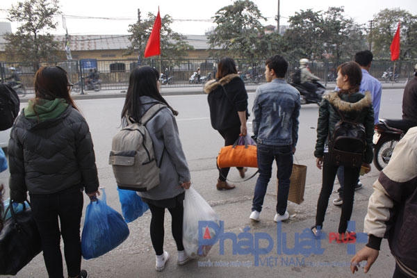 D&ograve;ng người &ugrave;n &ugrave;n k&eacute;o về Thủ đ&ocirc; sau kỳ nghỉ tết Dương lịch