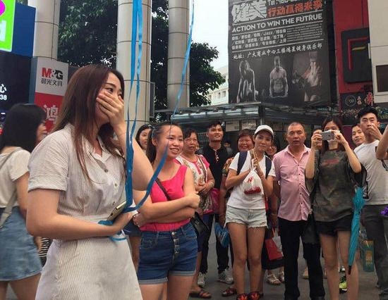M&agrave;n tỏ t&igrave;nh l&atilde;ng mạn với 999 quả bưởi v&agrave; c&aacute;i kết phũ ph&agrave;ng