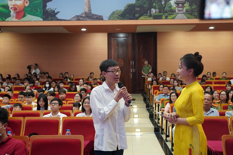 Cháu Nguyễn Minh Vương, con đồng chí Nguyễn Minh Thống, cán bộ Công an quận Cầu Giấy, đạt nhiều thành tích học tập xuất sắc, trong đó có Huy chương vàng toán tổ hợp Iran