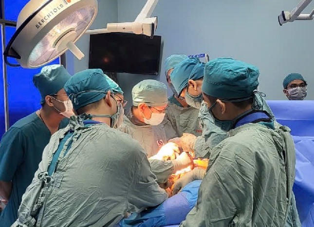 Các bác sĩ phẫu thuật cho bệnh nhân (Ảnh: BVCC).