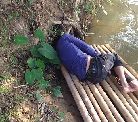 Khi đi qua bờ sông Hiếu, người dân phát hiện một người đàn ông nằm co ro trên chiếc bè nứa.