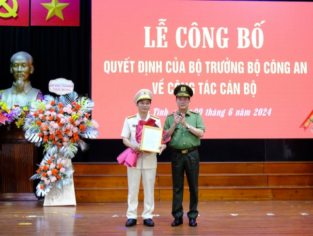 Thứ trưởng Bộ Công an Lê Quốc Hùng trao Quyết định điều động, bổ nhiệm Đại tá Nguyễn Xuân Thao giữ chức vụ Giám đốc Công an Hà Tĩnh. Ảnh: Công an Hà Tĩnh