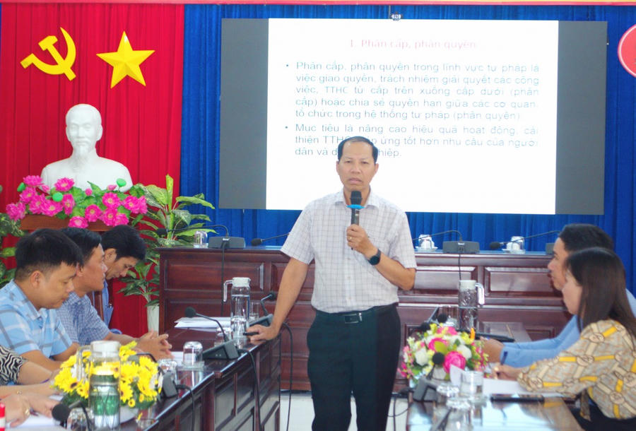 Báo cáo viên Trần Hoàng Lộc – Phó Giám đốc Sở Tư pháp tỉnh, triển khai, hướng dẫn phân định thẩm quyền, phân cấp theo Nghị định số 120/2025/NĐ-CP.
