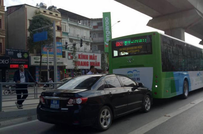 Chiếc xe biển xanh đâm trúng vào đuôi xe buýt nhanh.