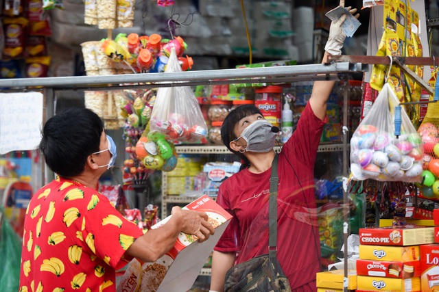 Hàng hoá và tiền mặt được chuyển qua tấm nhựa.
