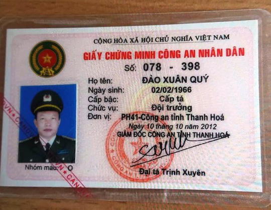 Thẻ ngành công an được ông Quý "cắm" lại cho ông Hùng khi vay nợ.