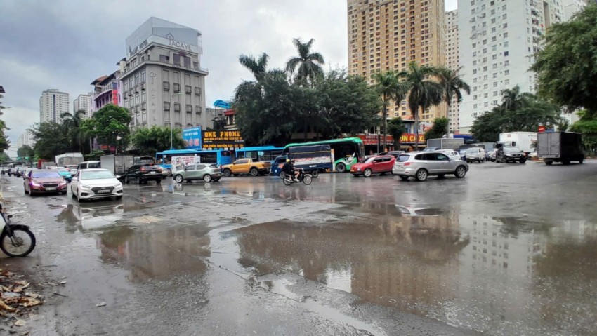 Tuyền đường 70 đoạn Hà Đông - Văn Điển được biết đến đây là con đường "điểm đen" về ùn tắc giao thông. Đường quá nhỏ nhưng phương tiện lưu thông lại rất lớn.