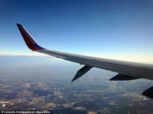 Máy bay Boeing 737 'rụng' một phần cánh khi đang bay. (Ảnh: Facebook)