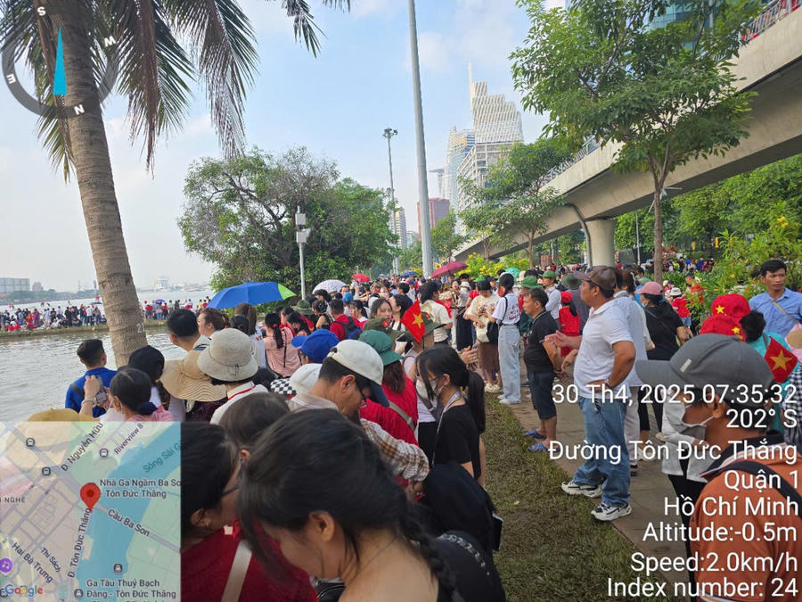 Khu vực bờ sông đường Tôn Đức Thắng ngay từ sáng sớm đã đặc kín người dân và du khách.