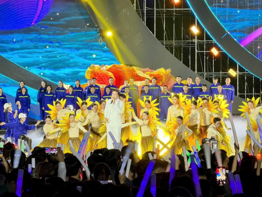 Các ca sĩ, nghệ sĩ biểu diễn trên sân khấu với lightstick đã tạo nên một đại nhạc hội có ấn tượng thị giác tuyệt vời. Ảnh: Nguyễn Quang