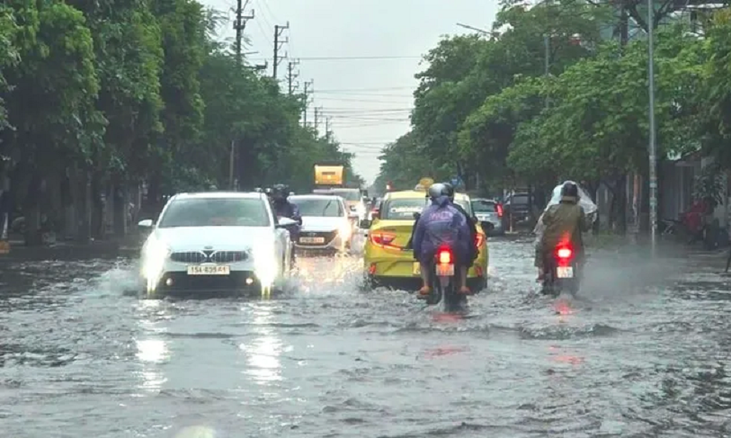 Lượng mưa lớn khiến nhiều tuyến đường bị ngập tại TP Hải Phòng.
