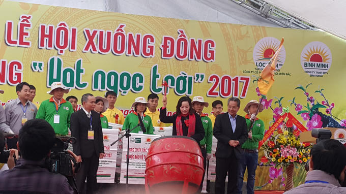 Bà Nguyễn Thị Thanh- Bí thư Tỉnh ủy Ninh Bình về tham dự và đánh trống khai hội.